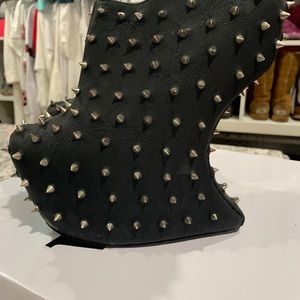 Black spiked mule she booties